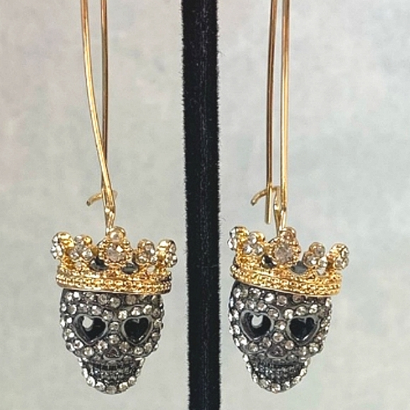 New Vintage! BETSEY JOHNSON Dark Shadows Collection Black Skull Queen Earrings. - Picture 5 of 9